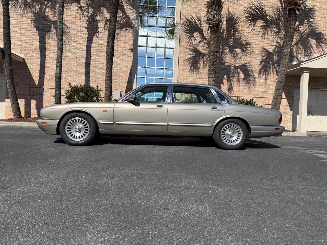 Jaguar XJ Sedan Vanden Plas 1997