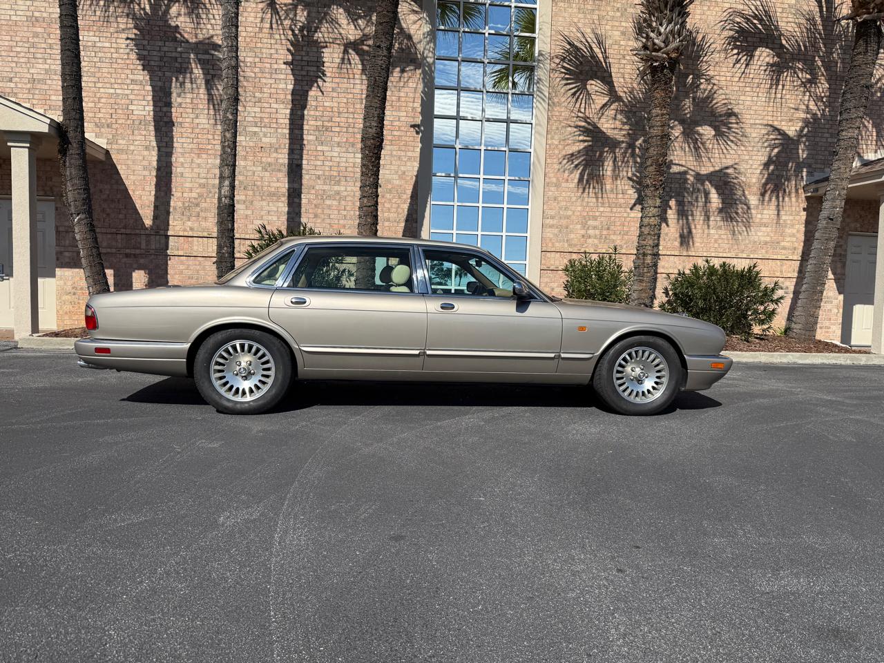 Jaguar XJ Sedan Vanden Plas 1997