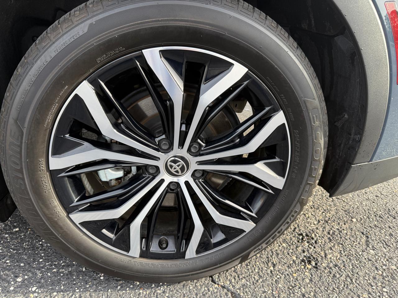 Toyota Crown XLE 2025