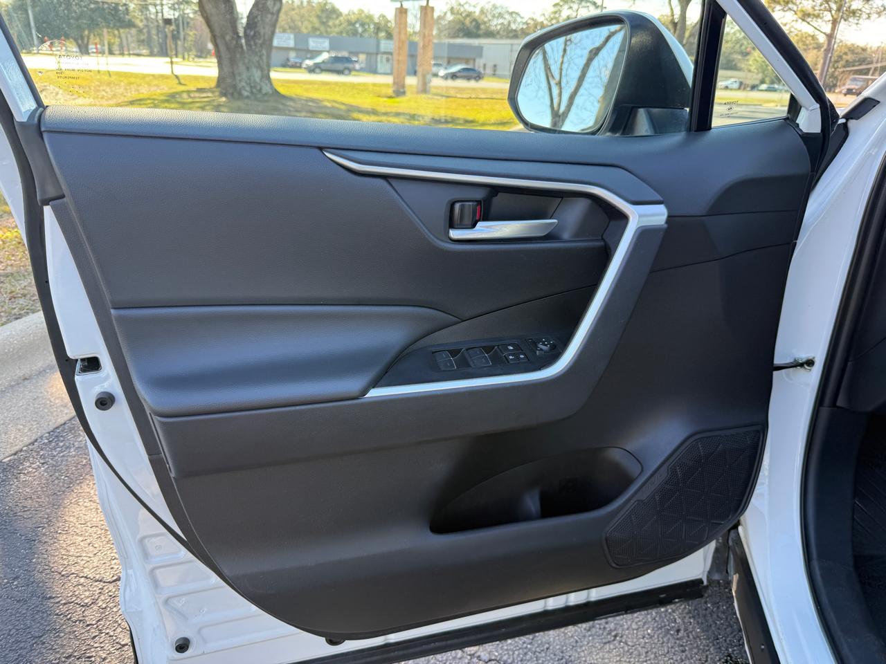 Toyota RAV4 Hybrid XLE 2025