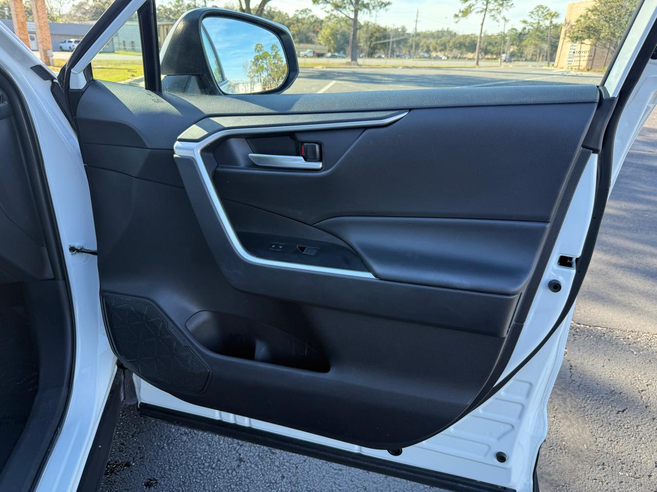 Toyota RAV4 Hybrid XLE 2025