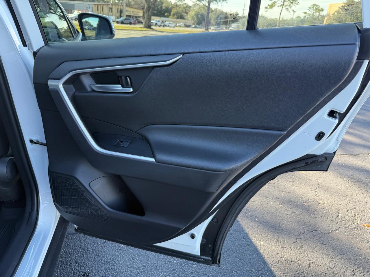 Toyota RAV4 Hybrid XLE 2025