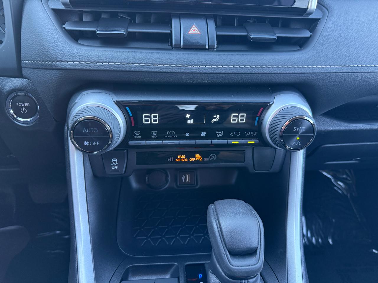 Toyota RAV4 Hybrid XLE 2025