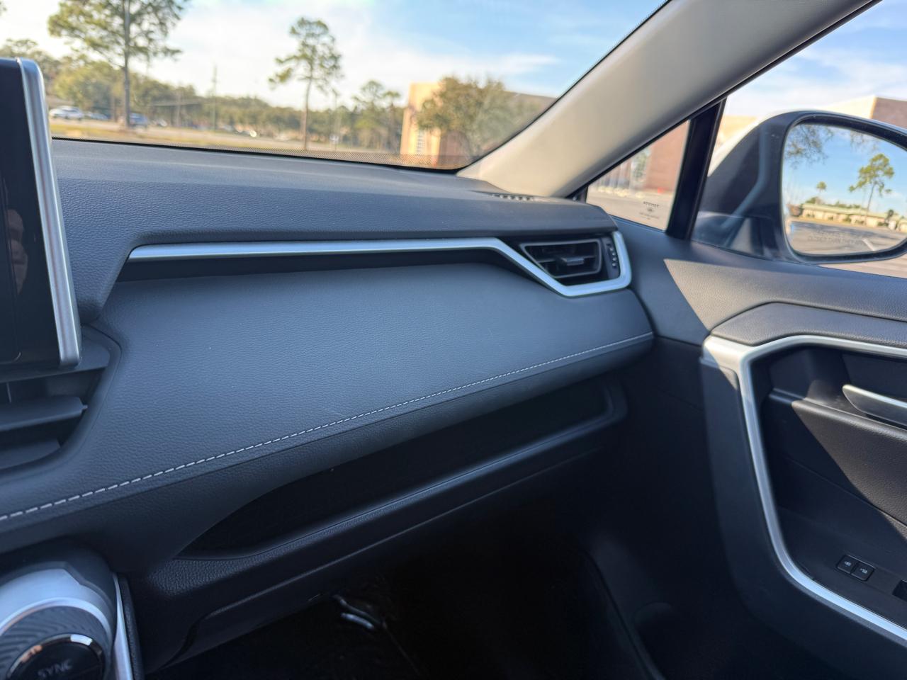 Toyota RAV4 Hybrid XLE 2025