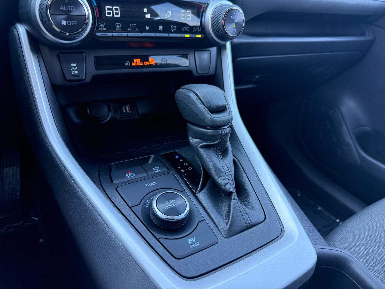 Toyota RAV4 Hybrid XLE 2025