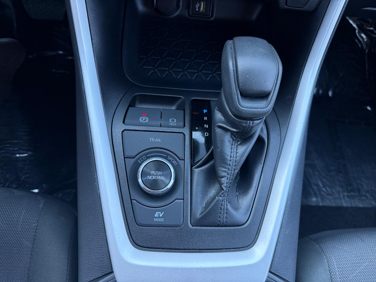 Toyota RAV4 Hybrid XLE 2025