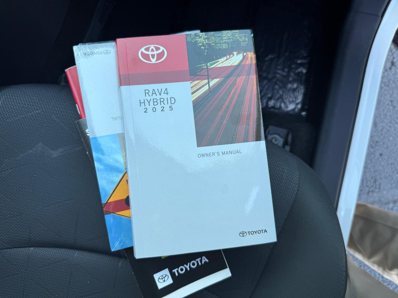 Toyota RAV4 Hybrid XLE 2025