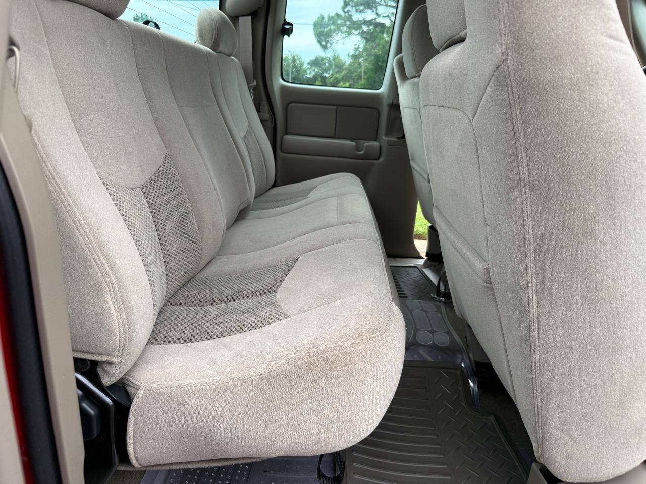 Chevrolet Silverado 1500 LS Ext. Cab Short Bed 2WD 2004