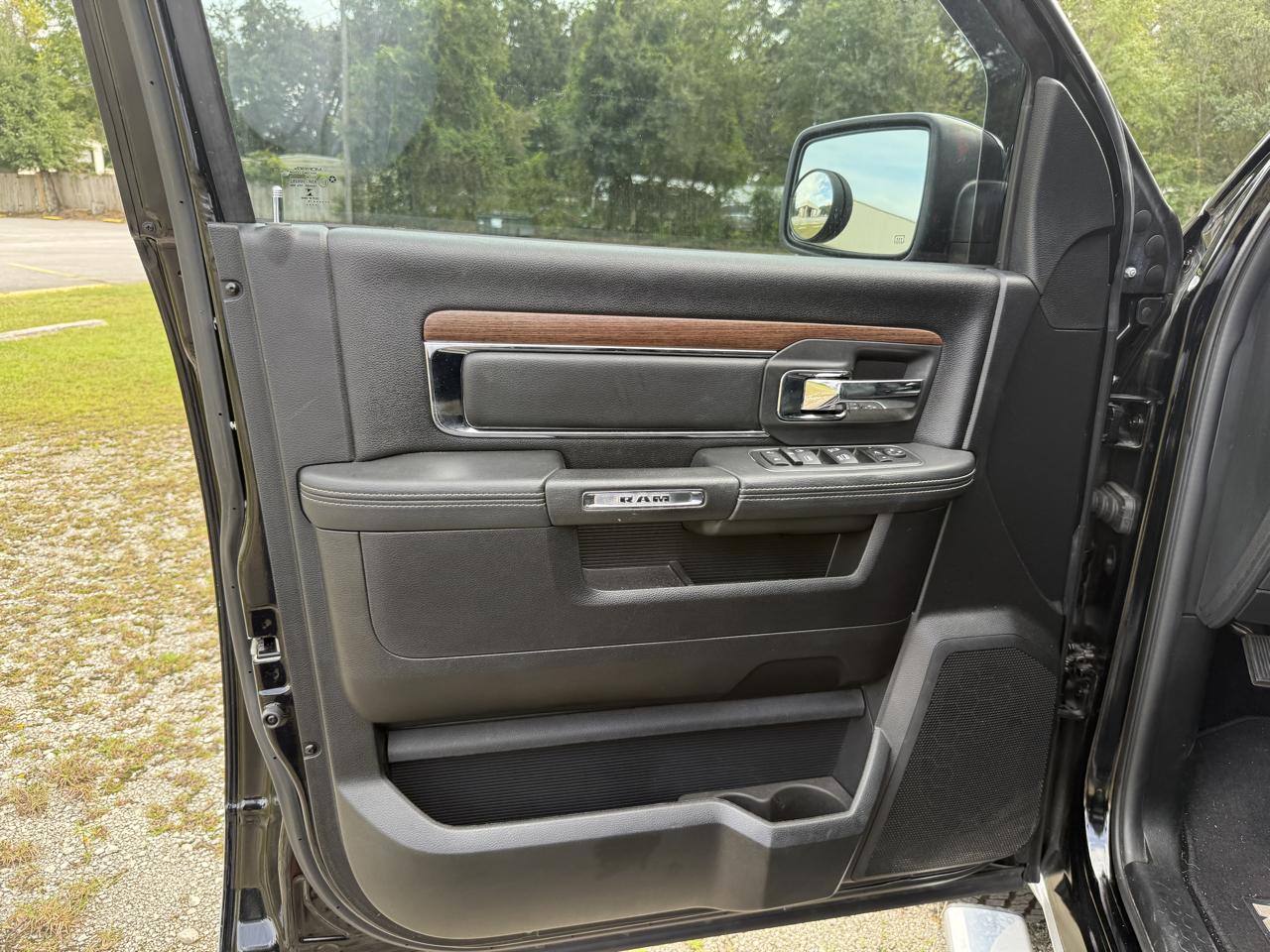 RAM 1500 Laramie Crew Cab SWB 2WD 2015