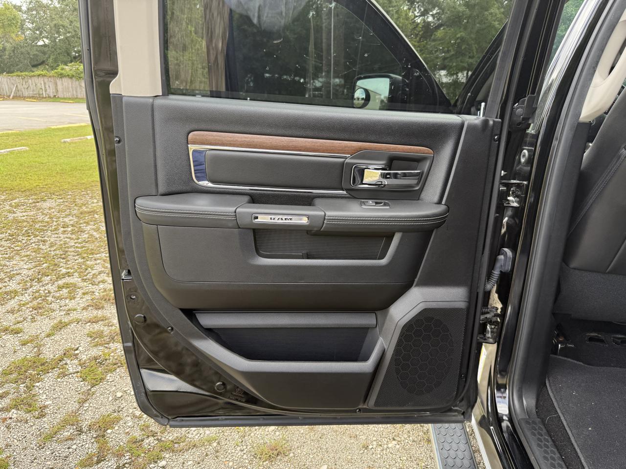 RAM 1500 Laramie Crew Cab SWB 2WD 2015