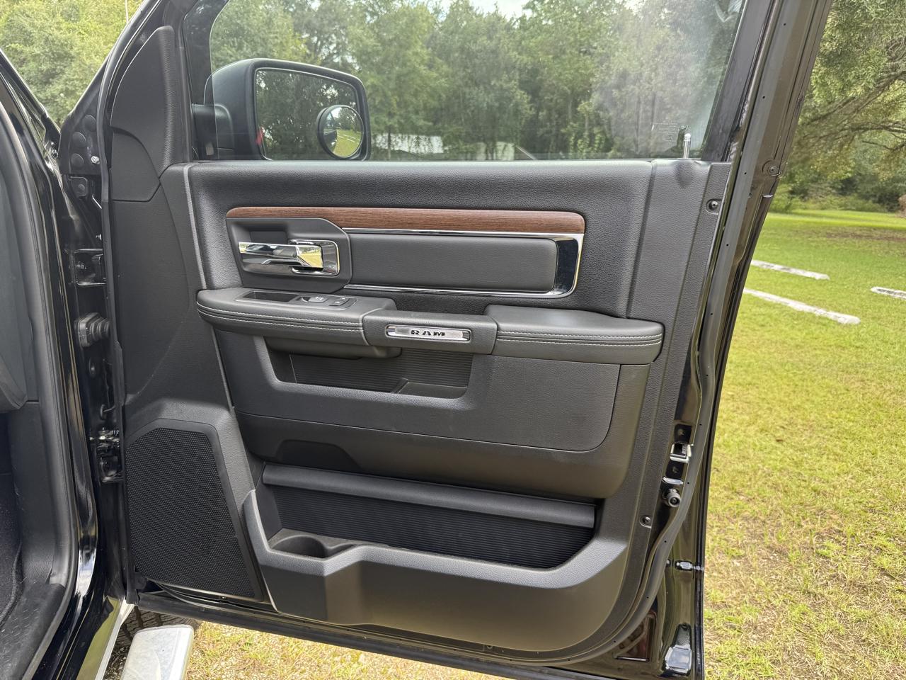 RAM 1500 Laramie Crew Cab SWB 2WD 2015