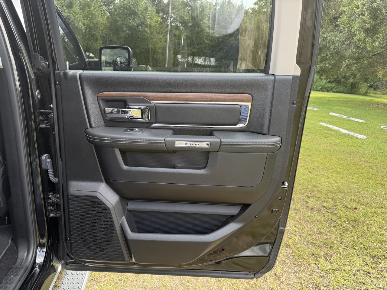 RAM 1500 Laramie Crew Cab SWB 2WD 2015