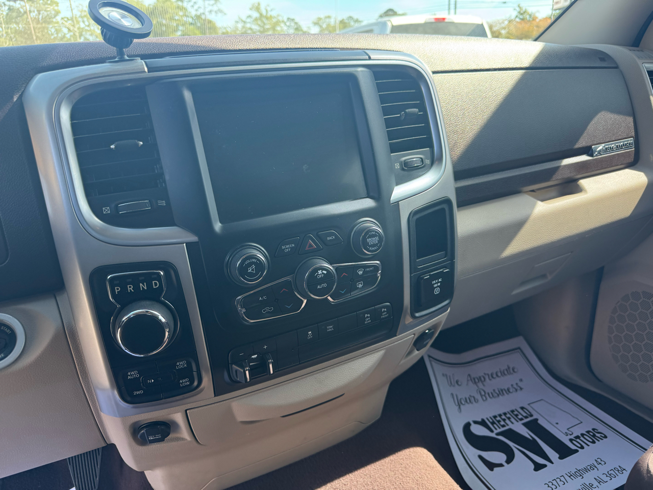 RAM 1500 SLT Quad Cab 4WD 2017 RAM 1500 SLT Quad Cab 4WD 2017