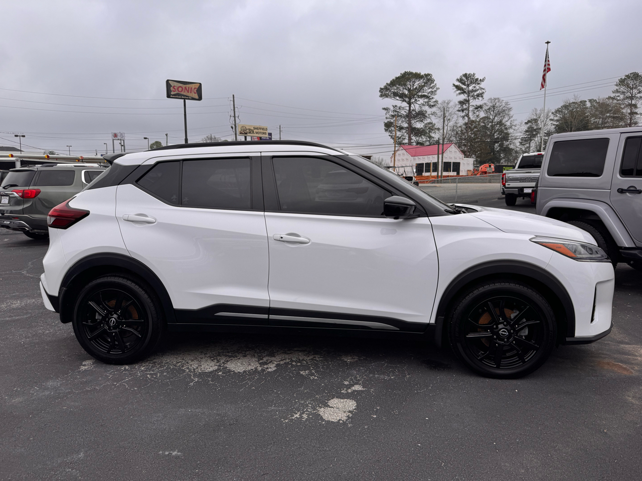 2023 Nissan Kicks SR's photo