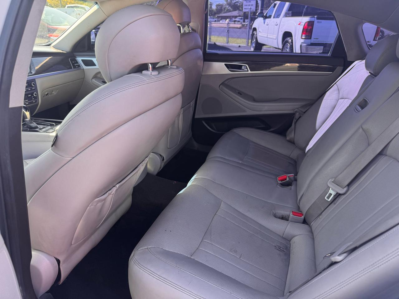 Hyundai Genesis 4dr Sdn V6 3.8L RWD 2015