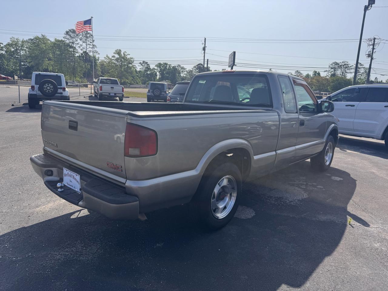 GMC Sonoma Ext Cab 123" WB SLS w/1SF Pkg 2000