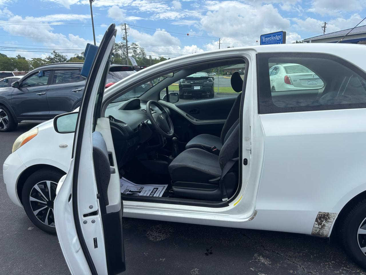 Toyota Yaris 3dr LB Man (Natl) 2010