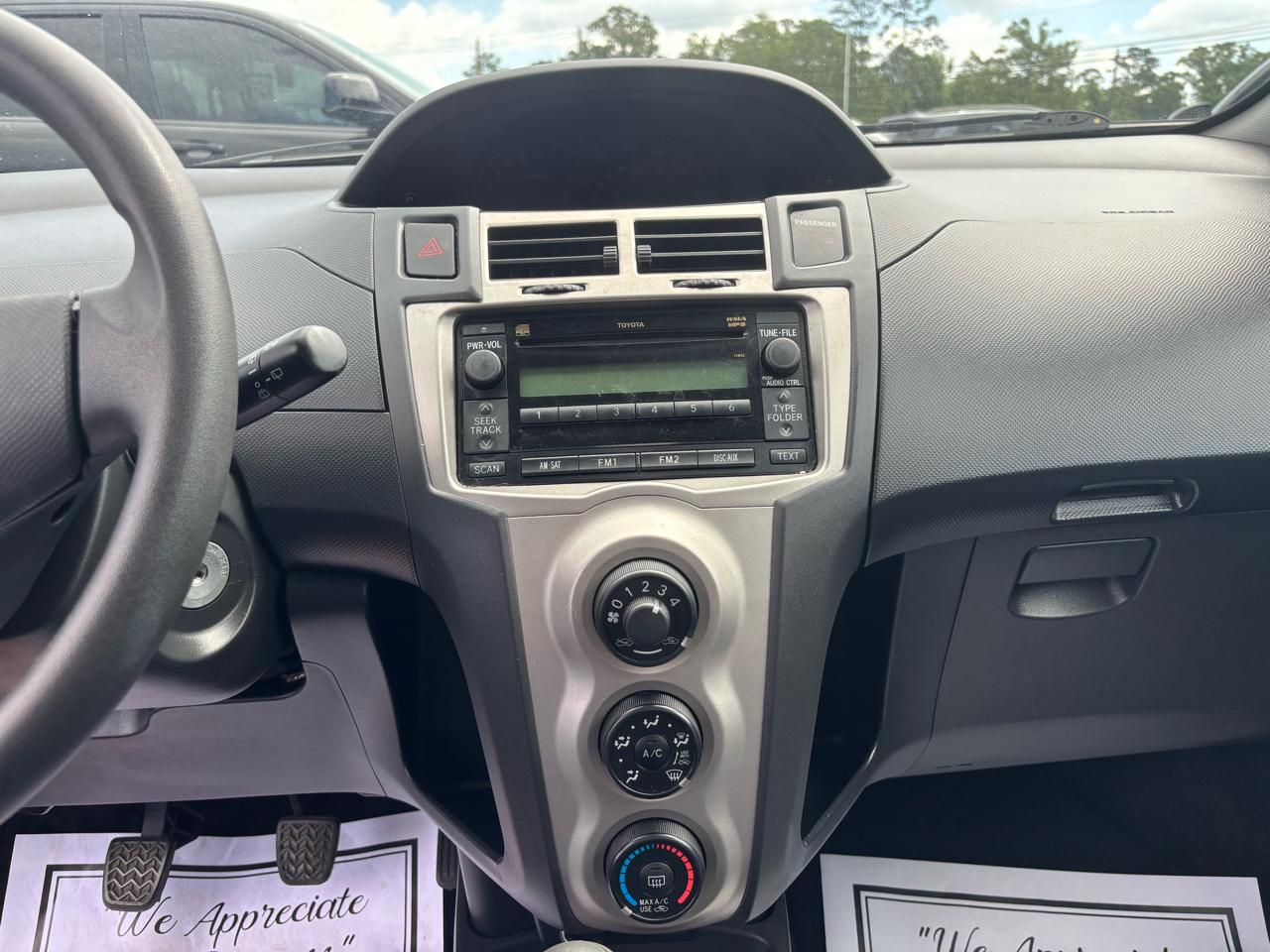 Toyota Yaris 3dr LB Man (Natl) 2010