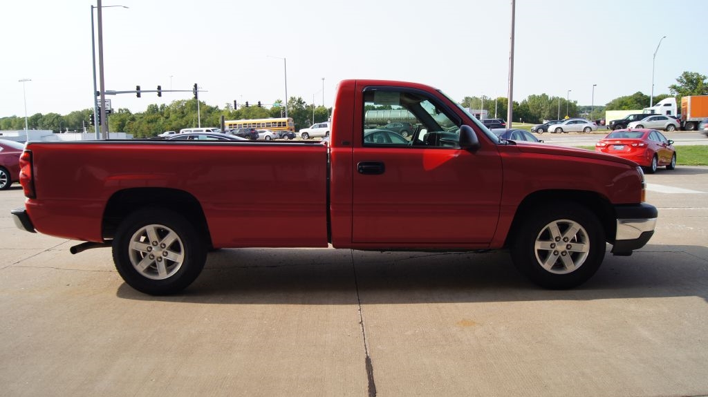Chevrolet Silverado 2500HD Reg Cab 133" WB 4WD Work Truck 2005