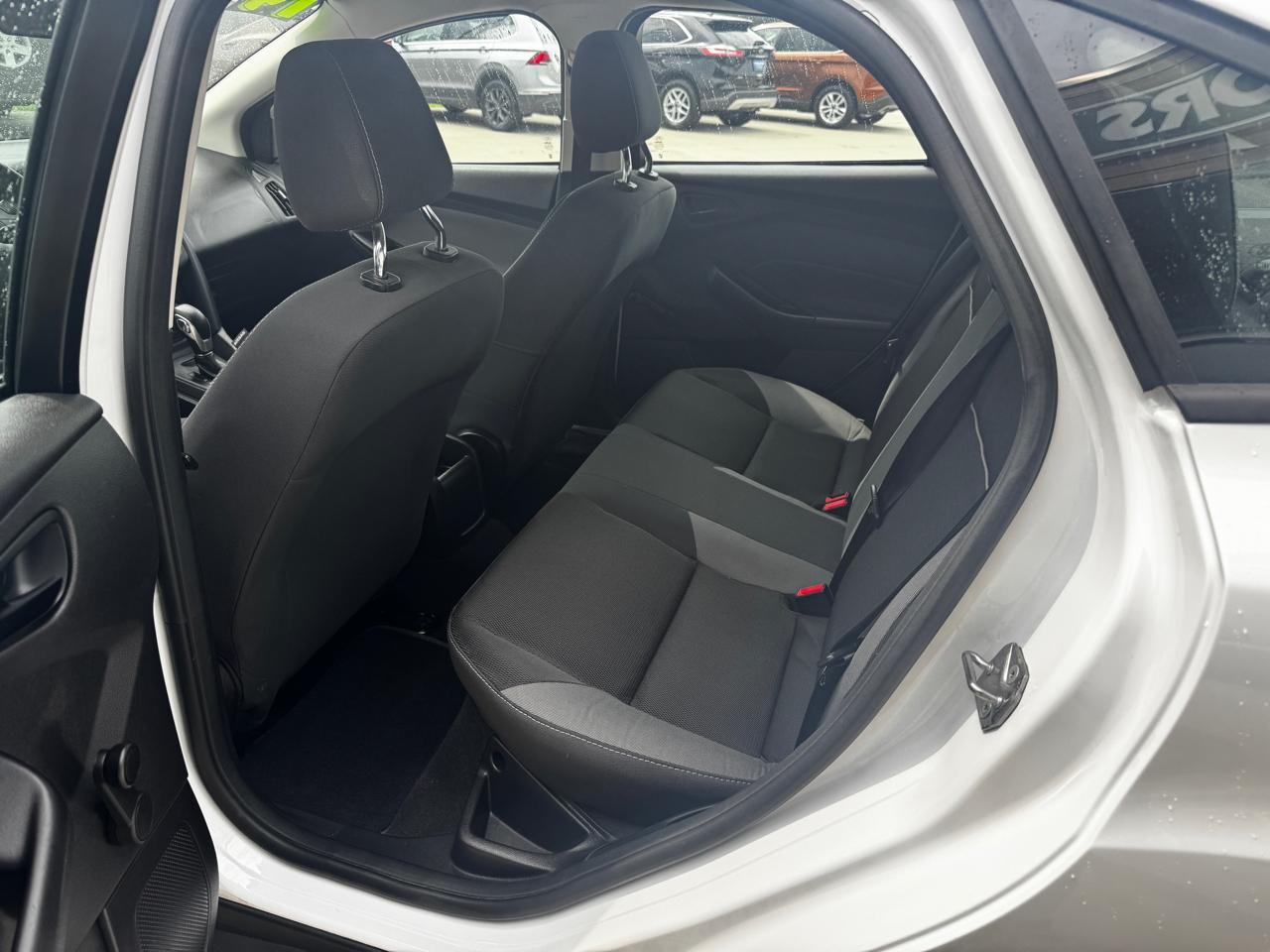 Ford Focus 4dr Sdn S 2014
