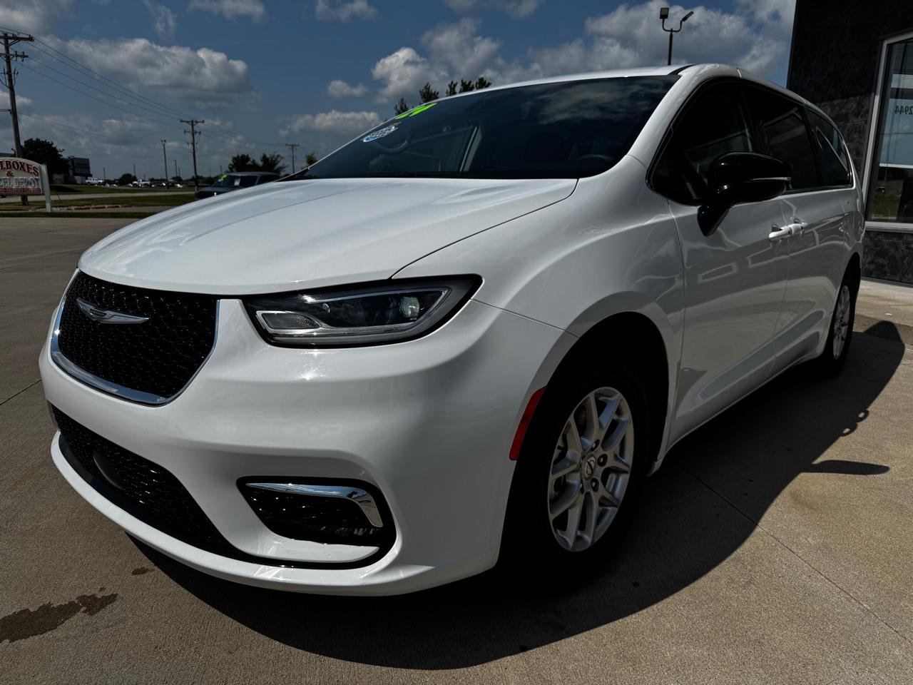 Chrysler Pacifica Touring L FWD 2024
