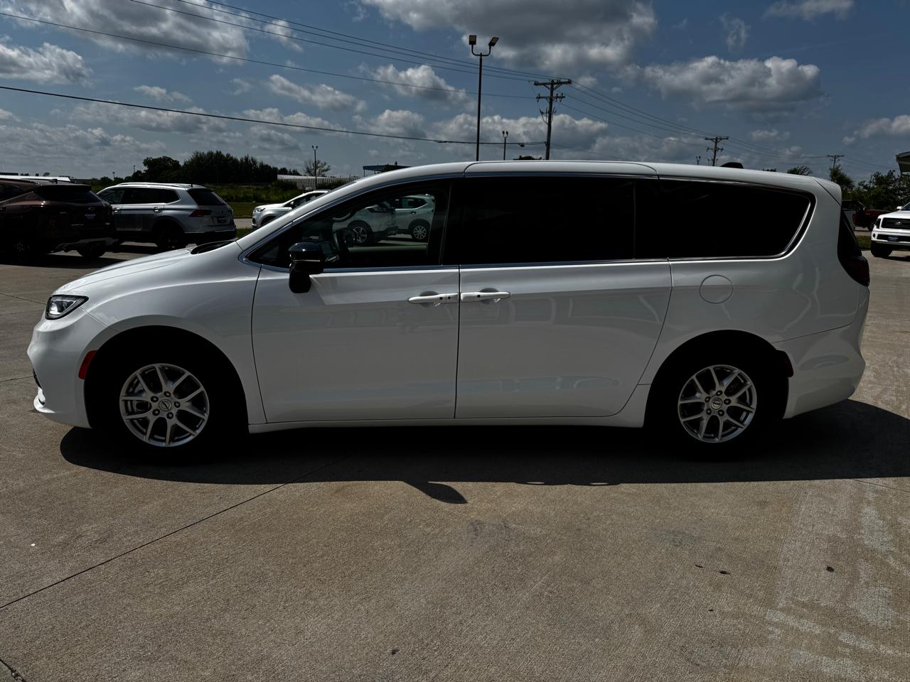 Chrysler Pacifica Touring L FWD 2024
