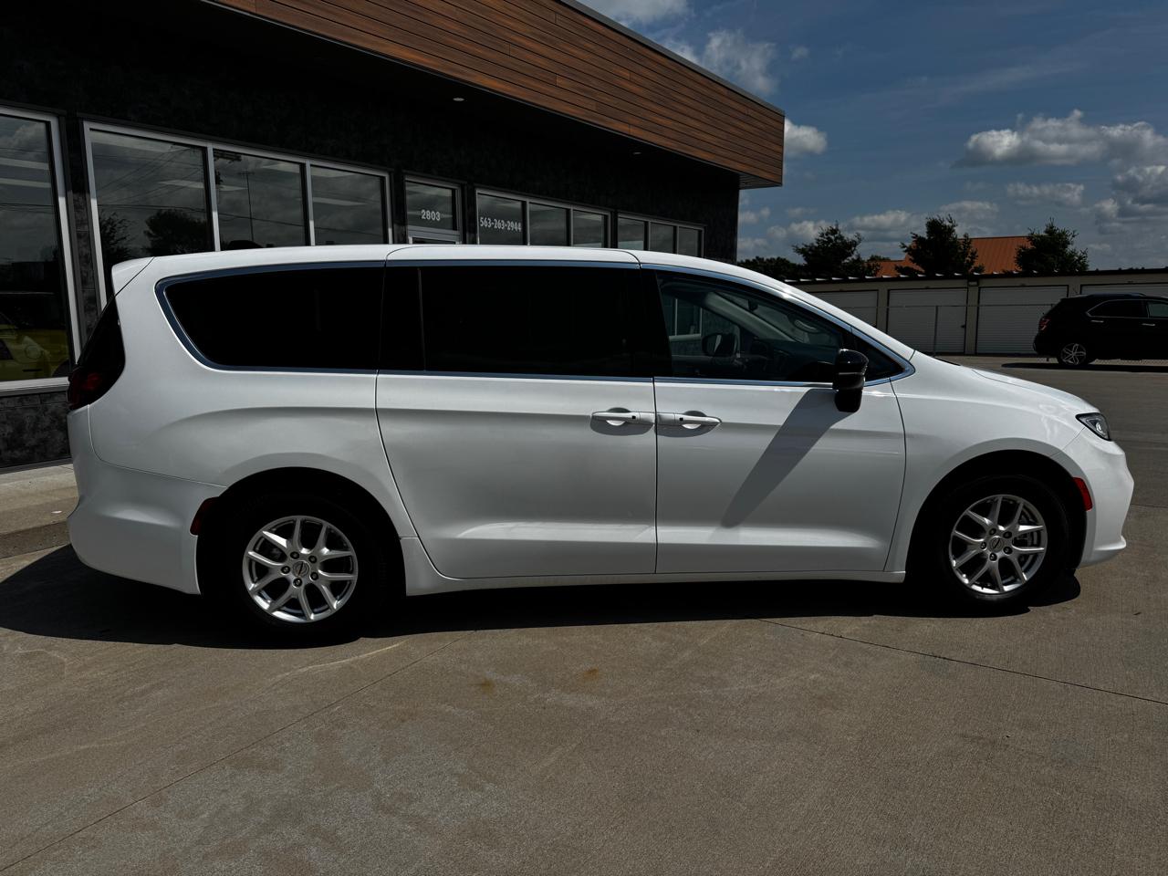 Chrysler Pacifica Touring L FWD 2024