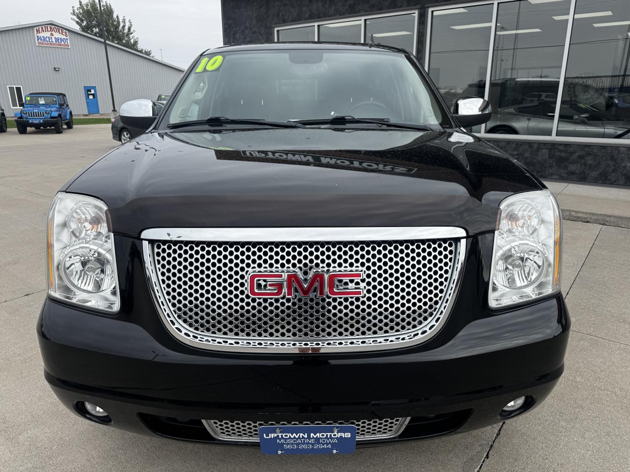 GMC Yukon AWD 4dr 1500 Denali 2010
