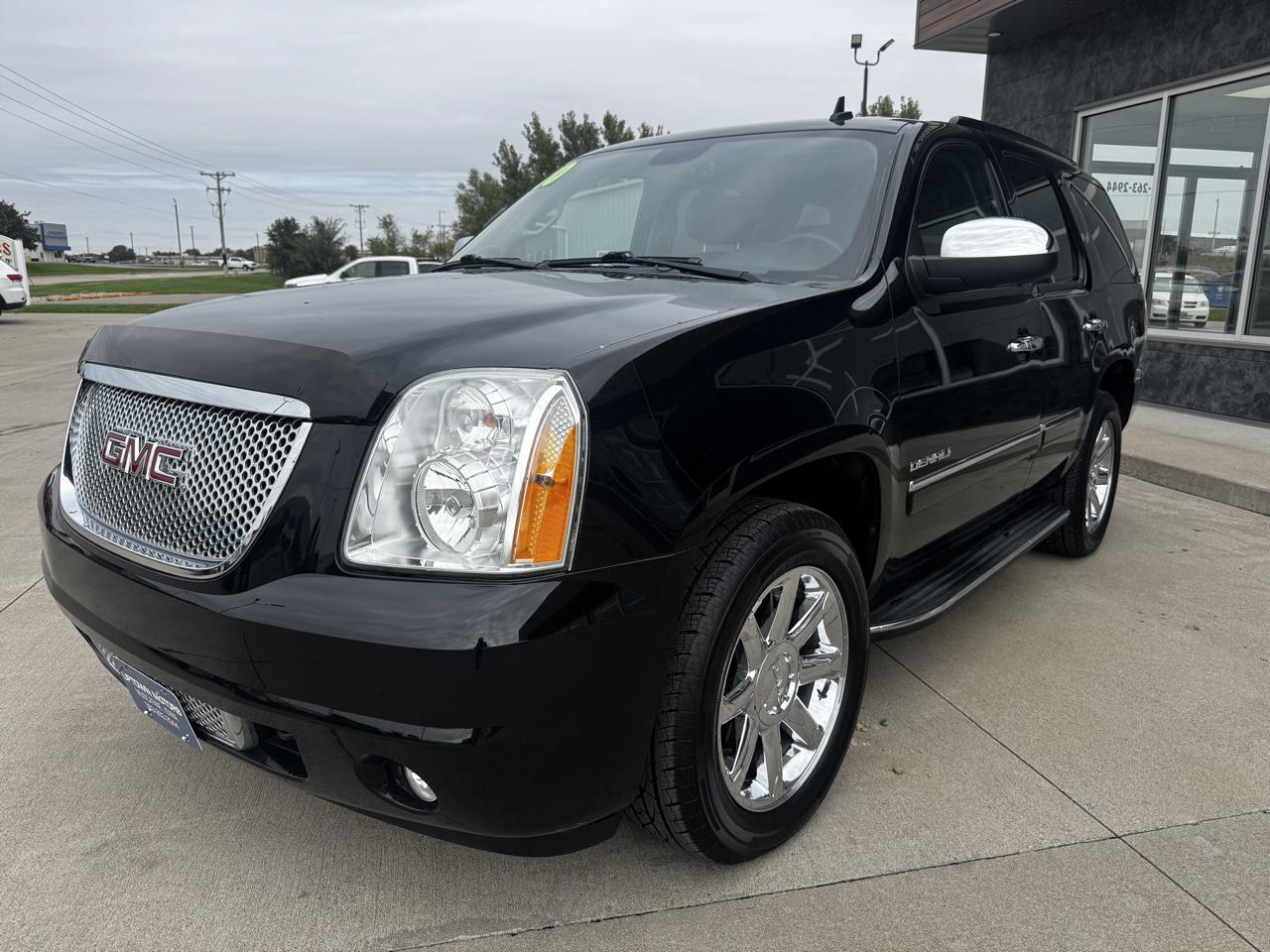 GMC Yukon AWD 4dr 1500 Denali 2010
