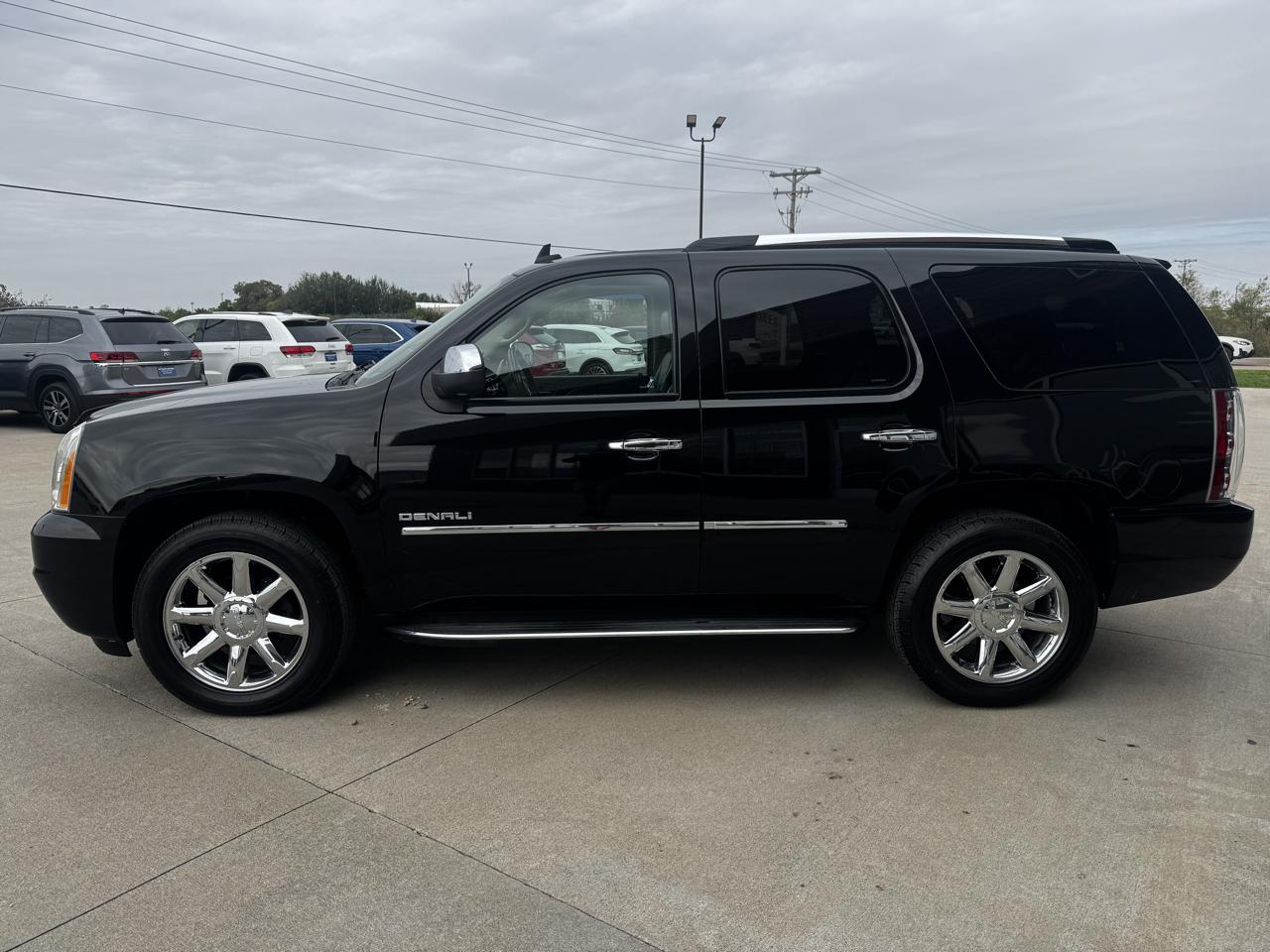 GMC Yukon AWD 4dr 1500 Denali 2010