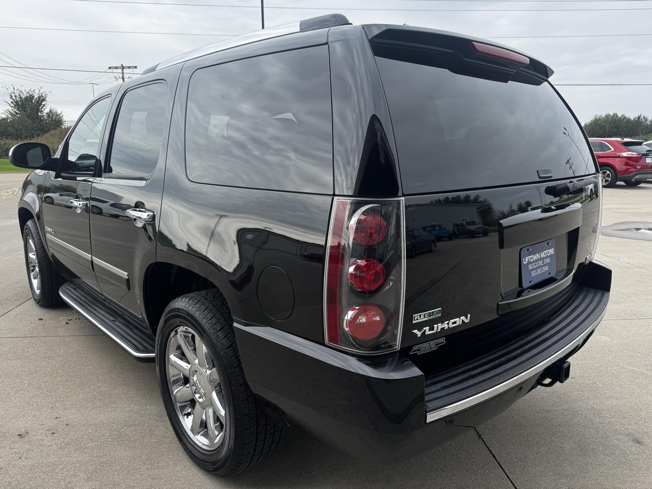 GMC Yukon AWD 4dr 1500 Denali 2010