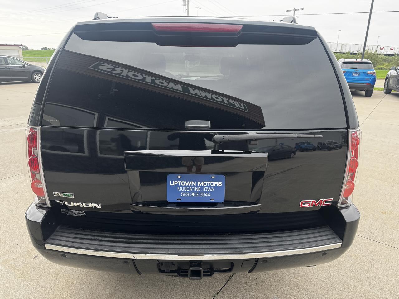 GMC Yukon AWD 4dr 1500 Denali 2010