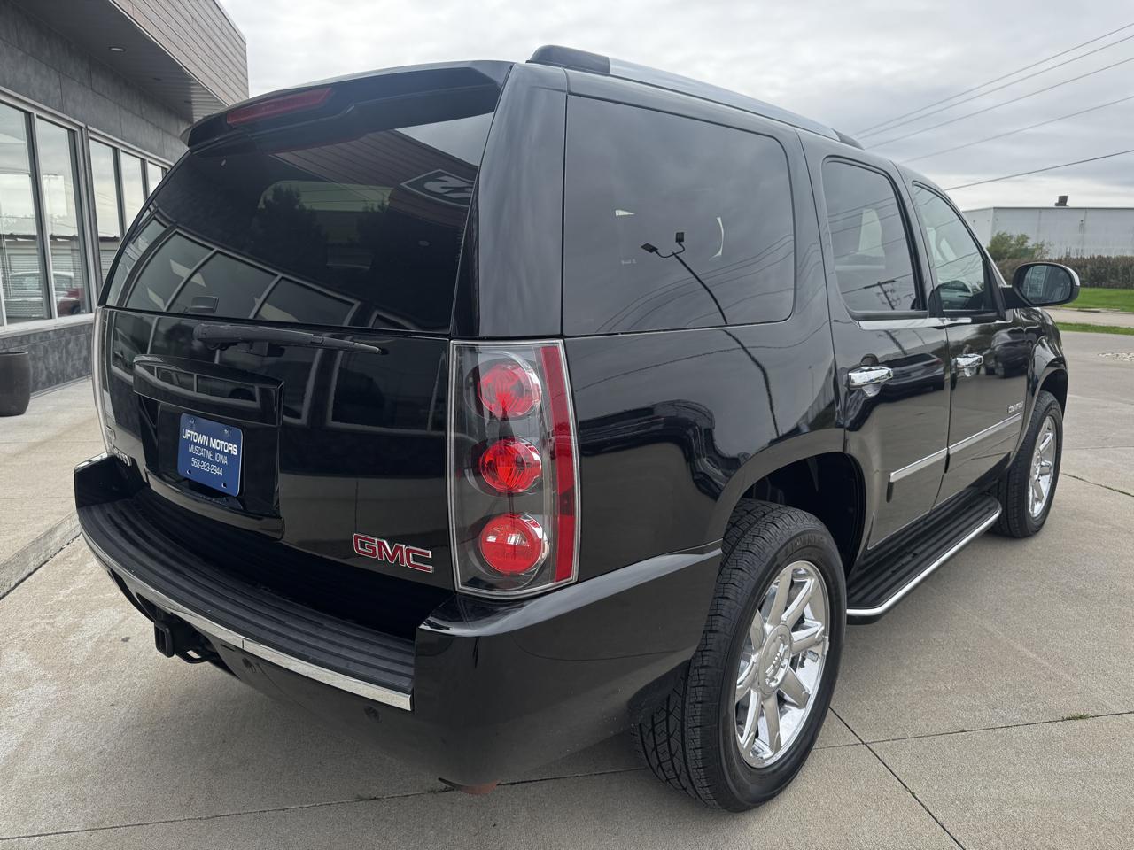 GMC Yukon AWD 4dr 1500 Denali 2010