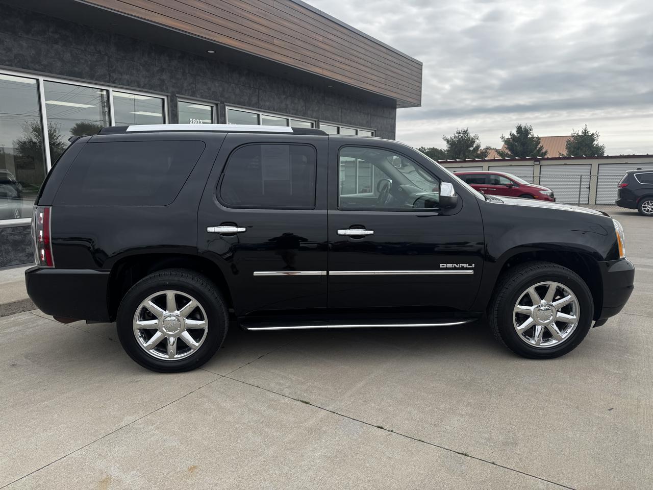 GMC Yukon AWD 4dr 1500 Denali 2010
