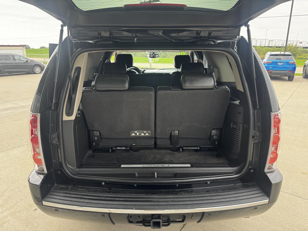 GMC Yukon AWD 4dr 1500 Denali 2010