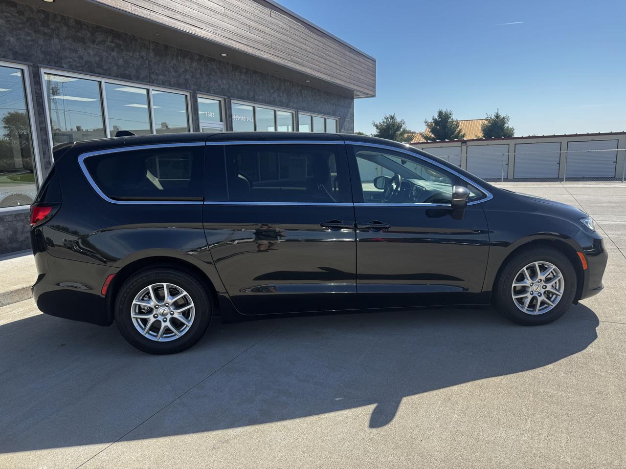 Chrysler Pacifica Touring L FWD 2023