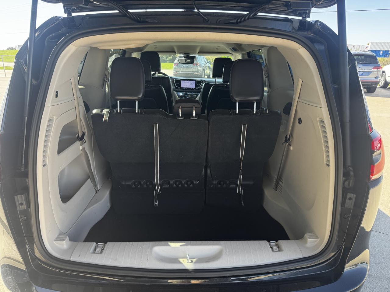 Chrysler Pacifica Touring L FWD 2023