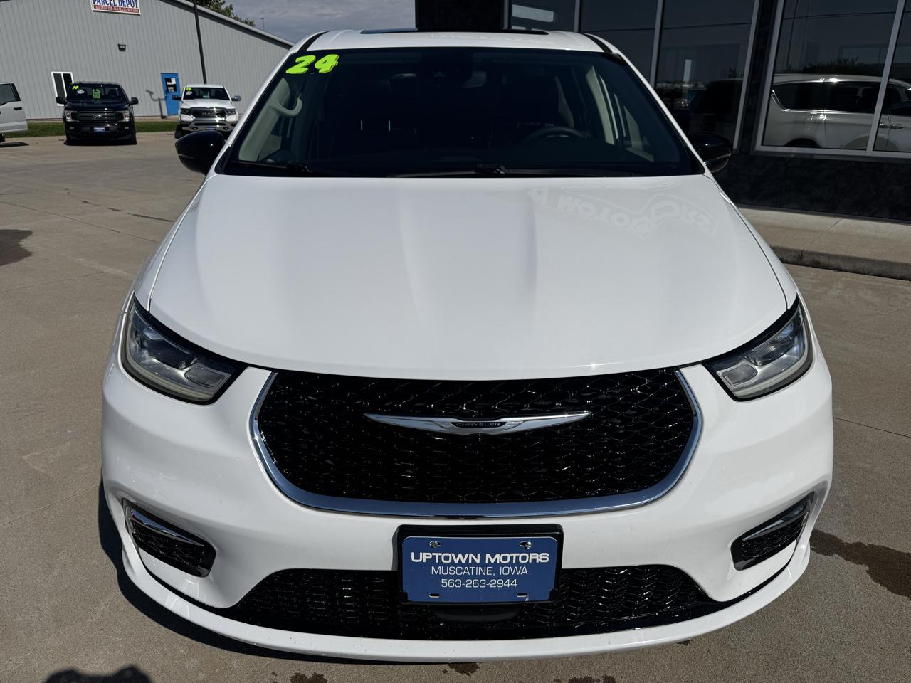 Chrysler Pacifica photo 2