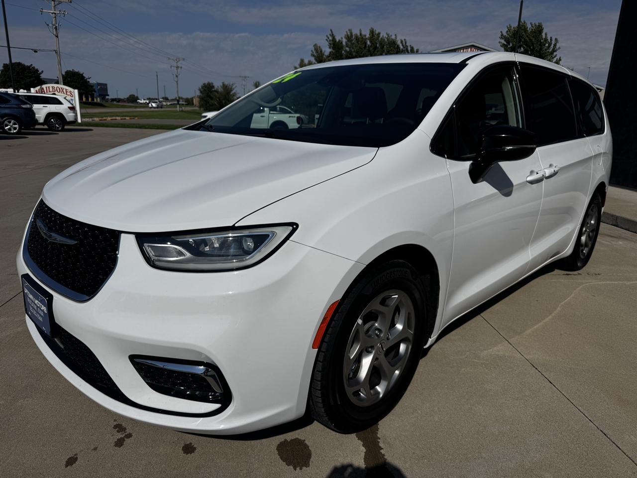 Chrysler Pacifica photo 3