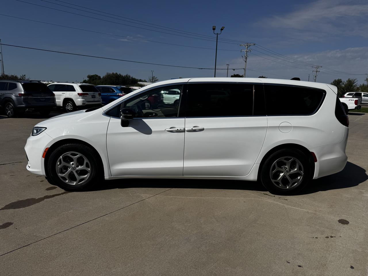 Chrysler Pacifica photo 4