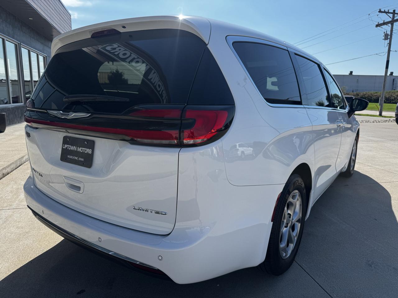Chrysler Pacifica photo 7