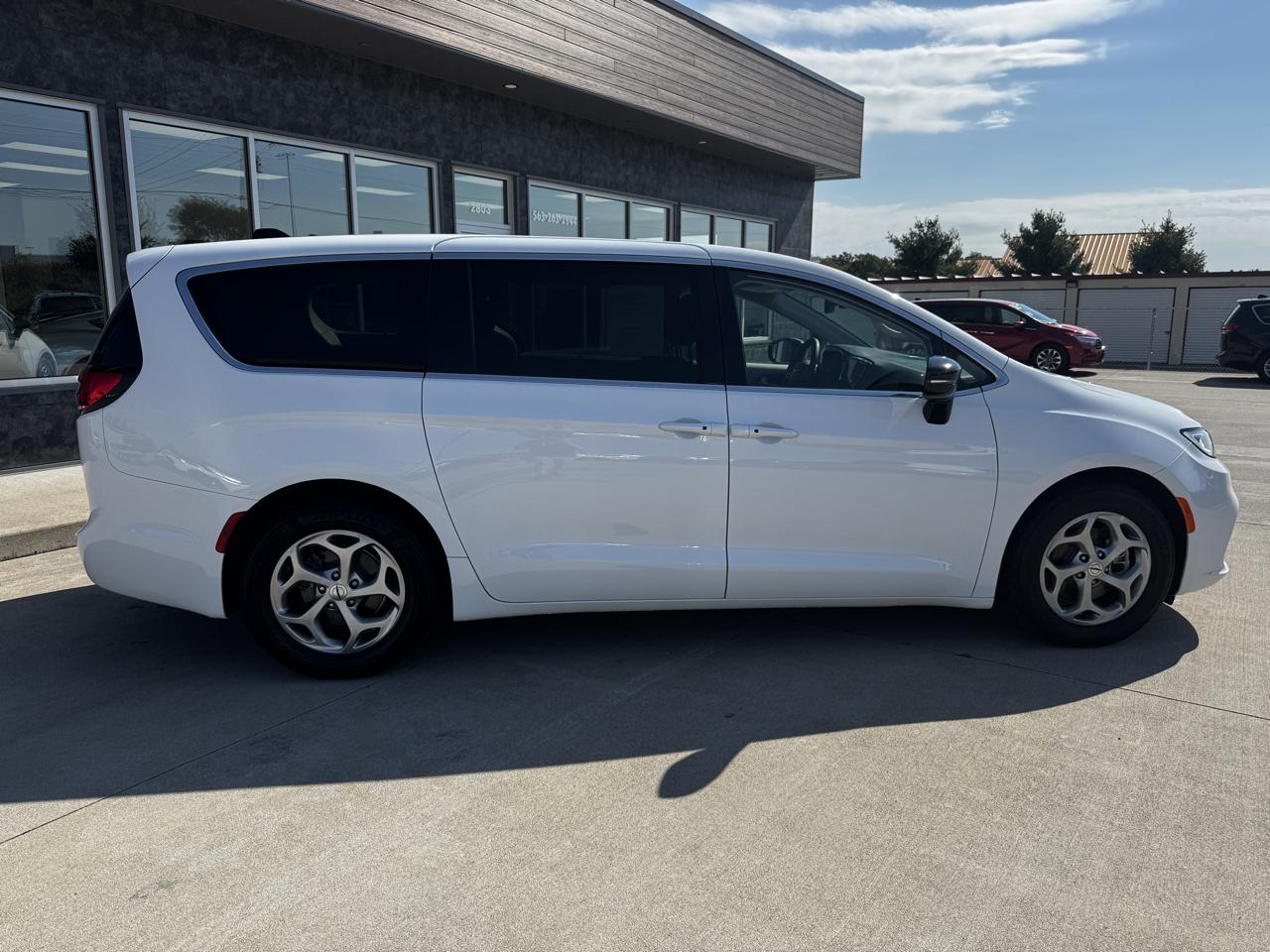Chrysler Pacifica photo 8