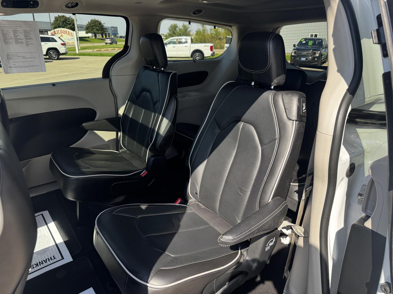 Chrysler Pacifica photo 10