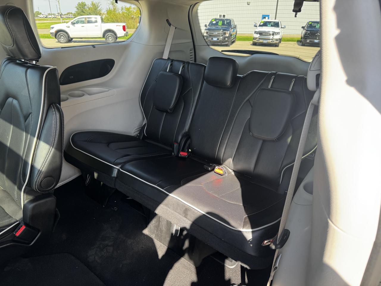 Chrysler Pacifica photo 11