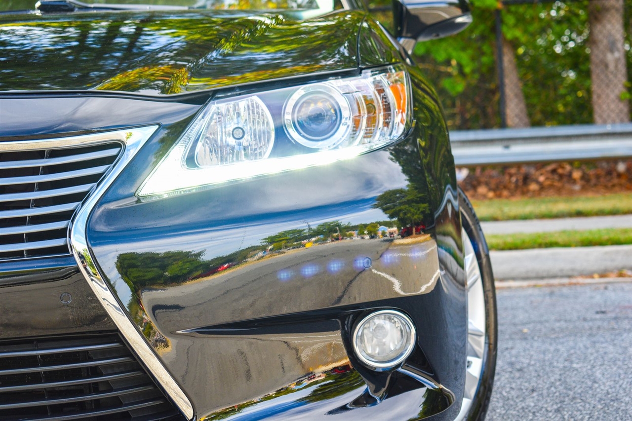 2013 Lexus ES 300h photo 2