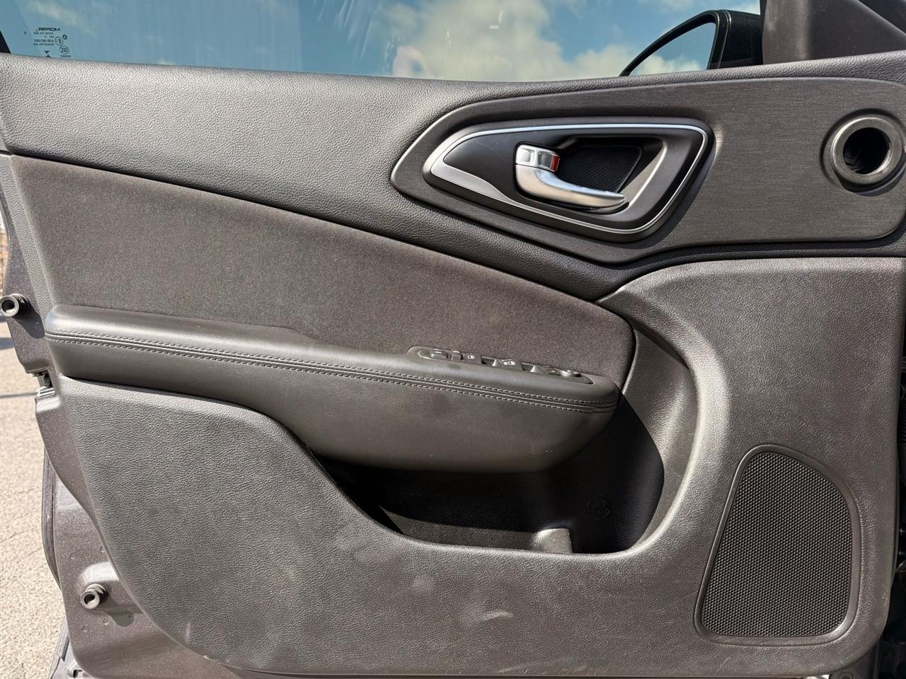 Chrysler 200 4dr Sdn Limited FWD 2016