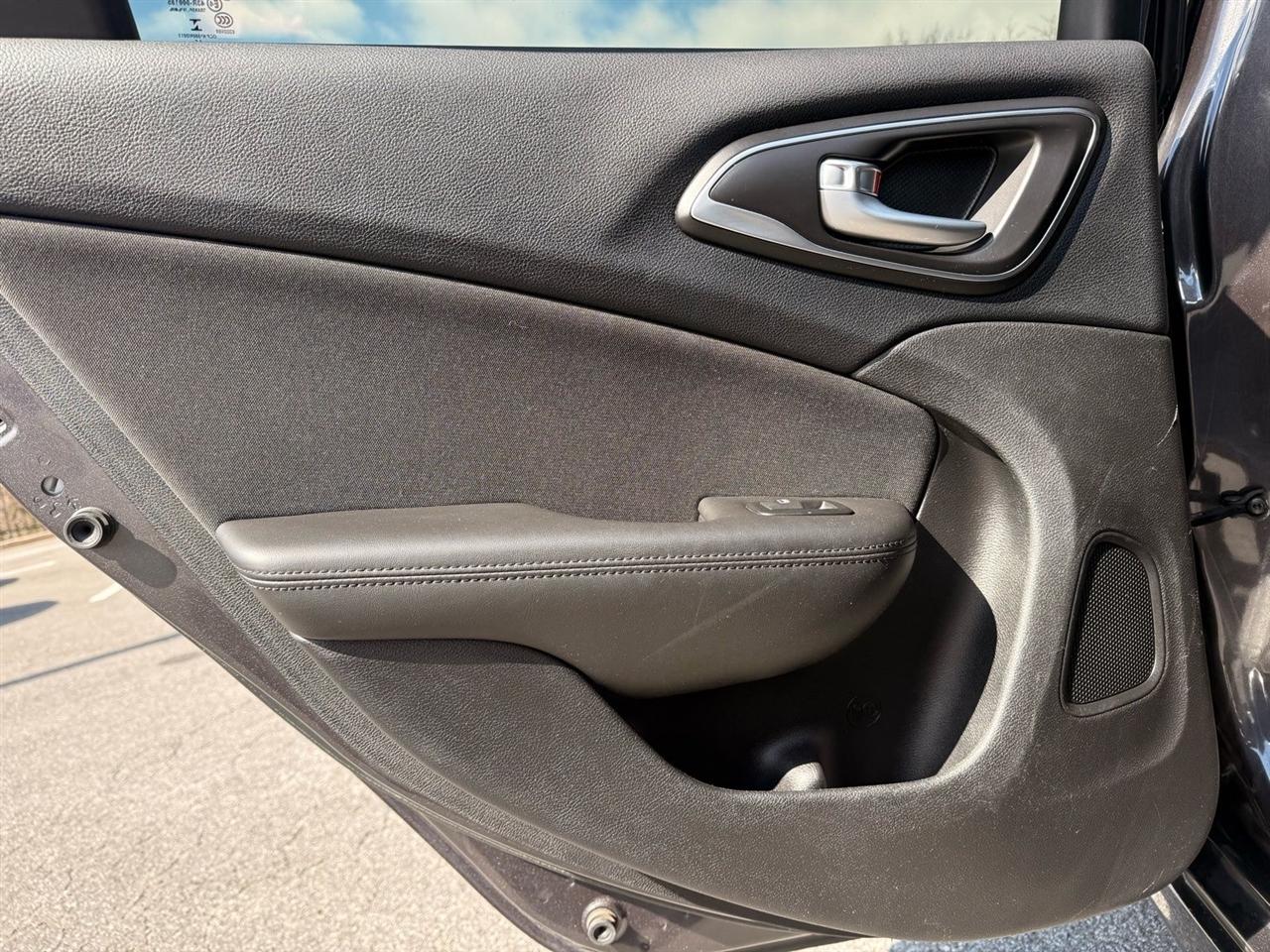 Chrysler 200 4dr Sdn Limited FWD 2016