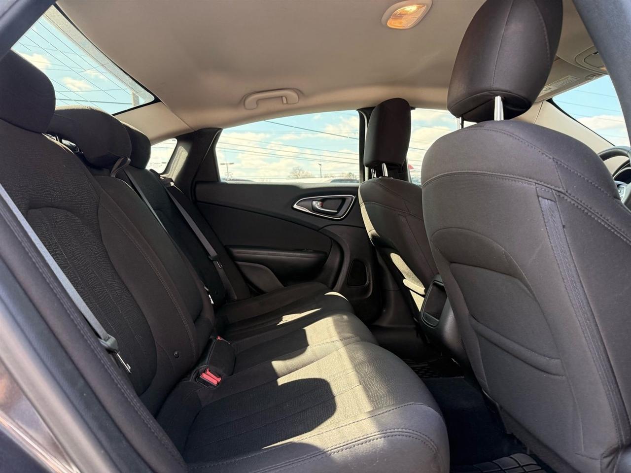 Chrysler 200 4dr Sdn Limited FWD 2016