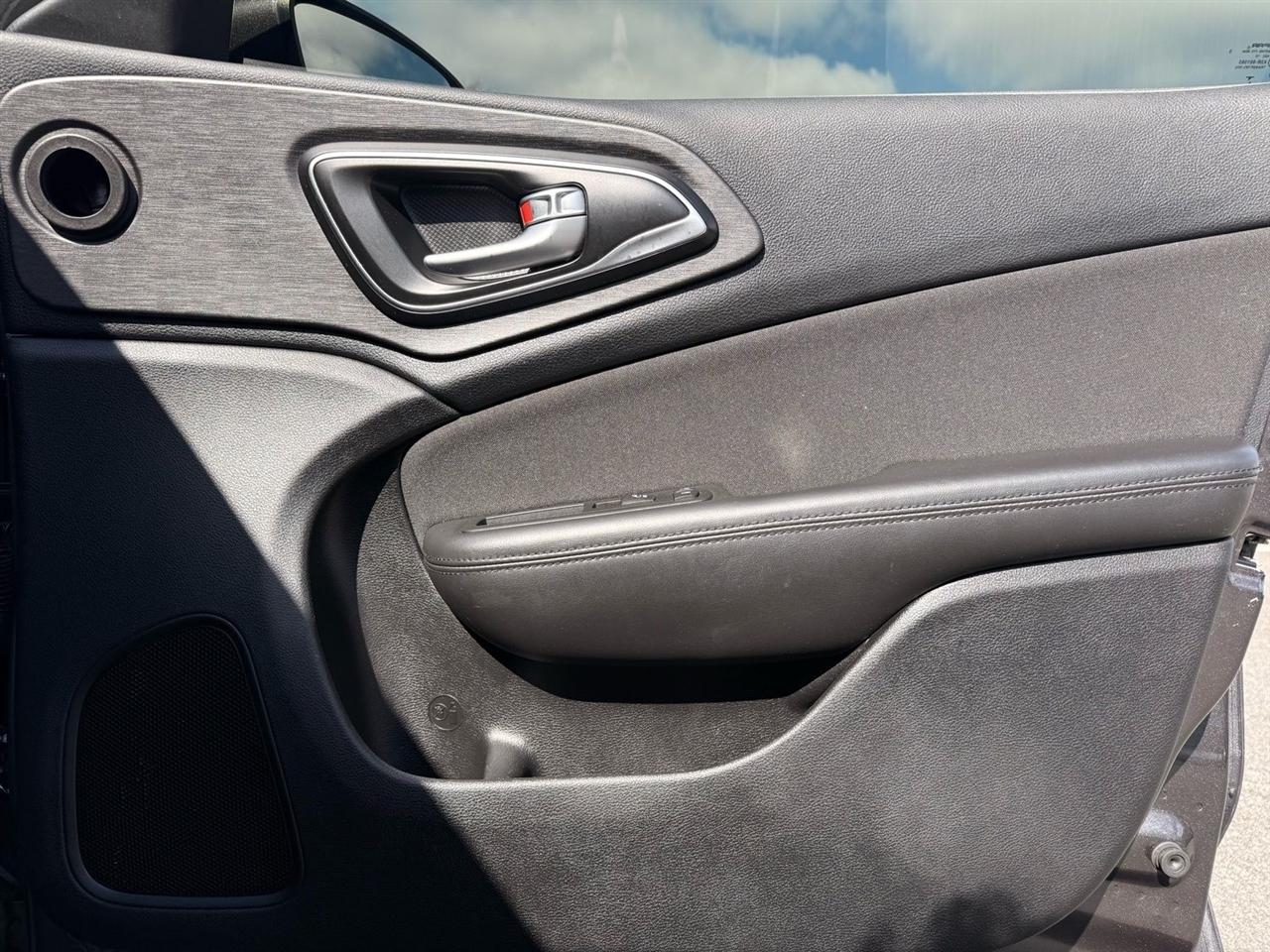 Chrysler 200 4dr Sdn Limited FWD 2016