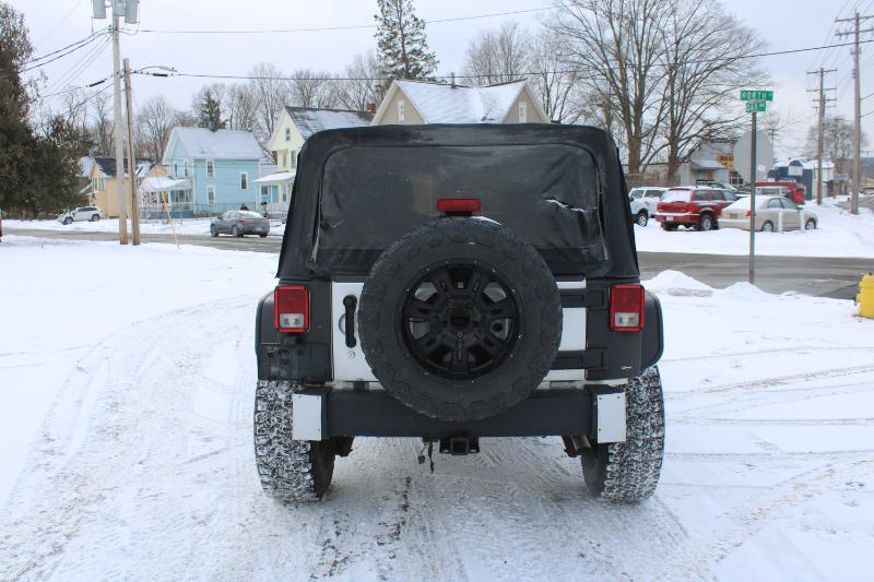 Jeep Wrangler Unlimited Sahara 4WD 2011
